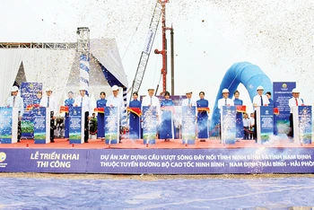 Các đại biểu bấm nút triển khai thi công xây dựng cầu vượt sông Đáy nối hai tỉnh Nam Định và Ninh Bình.