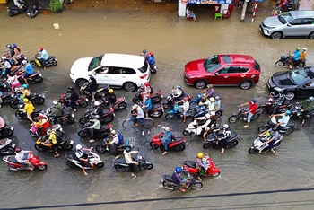 Nước ngập sâu khiến giao thông thành phố Cần Thơ ùn tắc, người dân di chuyển khó khăn.