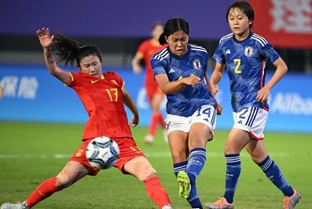Đội tuyển bóng đá nữ Nhật Bản (áo xanh) thắng Trung Quốc 4-3 tại trận bán kết.