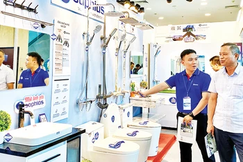 Những sản phẩm công nghiệp chủ lực của thành phố Hà Nội được quảng bá, giới thiệu tới nhiều khách hàng, doanh nghiệp.