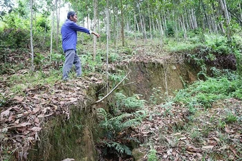 Vết nứt gây nguy cơ sạt lở núi ở thị trấn Quy Đạt, huyện Minh Hóa.