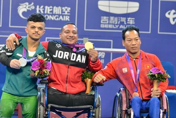 Lực sĩ Lê Văn Công (ngoài cùng, bên phải) nhận HCĐ Asian Para Games 4.
