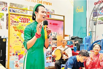 Diễn viên Hạ Nắng (áo dài xanh) diễn các trích đoạn cải lương, đờn ca tài tử tại sân khấu nhỏ thuộc Đường Sách Thành phố Hồ Chí Minh. 