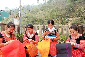 Phụ nữ xã Háng Đồng (huyện Bắc Yên, Sơn La) thêu hoa văn trên trang phục truyền thống.