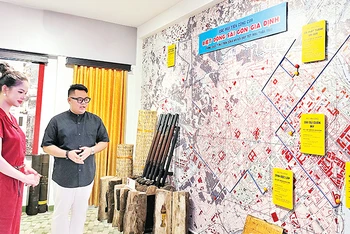 Anh Trần Trọng Nghĩa giới thiệu về các nét đặc sắc tại Bảo tàng Biệt động Sài Gòn-Gia Định với khách tham quan.