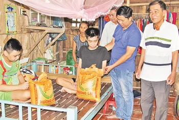Hội Nạn nhân chất độc da cam/dioxin, người khuyết tật và bảo trợ xã hội tỉnh Vĩnh Long trao tiền hỗ trợ gia đình ông Hồ Văn Ngại ở huyện Tam Bình, tỉnh Vĩnh Long. 