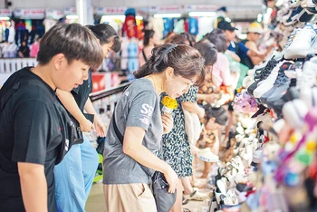 Du khách mua sắm tại chợ Hàn, thành phố Đà Nẵng.
