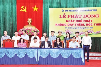 Đại diện các trường học ở thành phố Hà Tĩnh ký cam kết không dạy thêm, học thêm ngày chủ nhật.