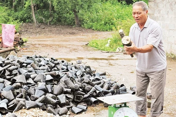 Ông Kỳ Dùng Phú ở thôn Bản Mạ, Bắc Xa, Đình Lập (Lạng Sơn) kiểm tra chất lượng nhựa thông trước khi đem bán.