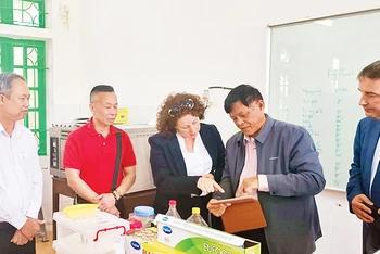 Lãnh đạo Trường cao đẳng Kinh tế và Công nghệ Nam Định làm việc với chuyên gia nước ngoài về đào tạo nghề chế biến, bảo quản thực phẩm nông sản.