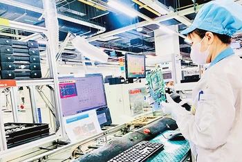 Sản xuất công nghiệp công nghệ cao vẫn chiếm tỷ trọng cao trong kinh tế của thành phố Cảng. (Ảnh NGÔ QUANG DŨNG)