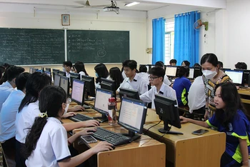 Giờ học môn Tin học tại Trường trung học phổ thông Nguyễn Du, Quận 10, Thành phố Hồ Chí Minh. (Ảnh THẾ ANH)