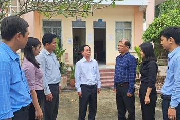 Cán bộ và người dân xã Nhị Bình, huyện Châu Thành trao đổi công tác tổ chức thực hiện xây dựng nông thôn mới.