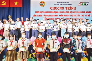 Trao học bổng Lương Định Của cho con hội viên, nông dân nghèo, khó khăn.
