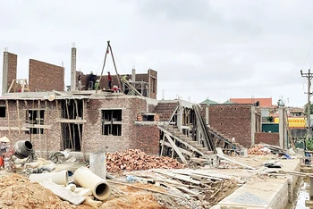 Người dân khẩn trương xây nhà mới tại khu tái định cư phục vụ đường vành đai 4-Vùng Thủ đô ở xã Hồng Vân, huyện Thường Tín.