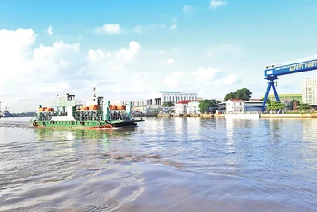 Bến phà Bình Khánh (sông Soài Rạp) kết nối giao thông giữa huyện Nhà Bè với huyện Cần Giờ, Thành phố Hồ Chí Minh.