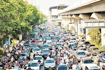 Tình trạng ùn tắc thường xuyên diễn ra tại tuyến đường Nguyễn Trãi vào giờ cao điểm.