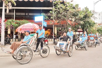 Xe xích lô hoạt động trên đường phố Nha Trang.