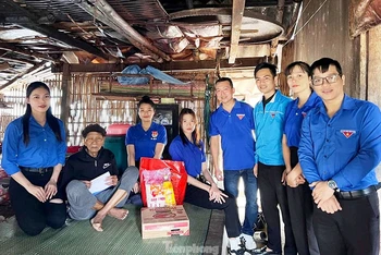 Đoàn viên thanh niên Đà Nẵng thăm, tặng quà hộ gia đình đặc biệt khó khăn ở huyện Nam Đông, tỉnh Thừa Thiên Huế.