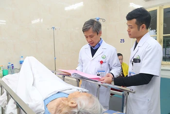 Bác sĩ Bệnh viện Hữu nghị Việt Đức thăm khám cho bệnh nhân 105 tuổi.