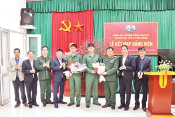 Lễ kết nạp đảng cho tân binh tại Khu phố 6 Cẩm Giang, phường Đồng Nguyên, thành phố Từ Sơn, tỉnh Bắc Ninh.