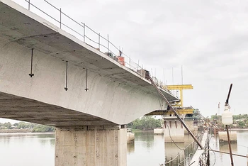 Cầu Bạch Đằng 2 nối xã Bạch Đằng, thành phố Tân Uyên (tỉnh Bình Dương) qua xã Bình Lợi, huyện Vĩnh Cửu, tỉnh Đồng Nai được đẩy nhanh tiến độ thi công.