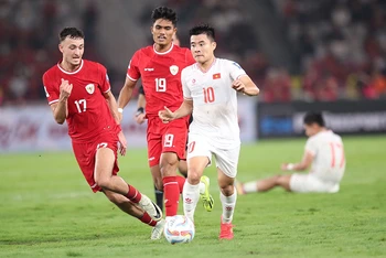 Các cầu thủ Việt Nam (áo trắng) không thể vượt qua Indonesia trên sân Bung Karno. (Ảnh LÂM ANH)