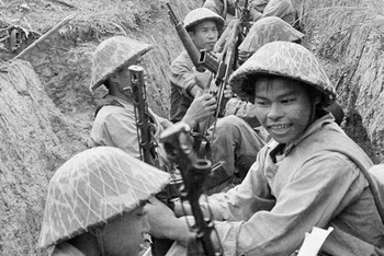 Phút thư giãn của bộ đội ta trong chiến hào trước giờ xung trận tại chiến trường Điện Biên Phủ. (Ảnh tư liệu)