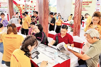 Khách hàng tìm hiểu về các tour du lịch tại Ngày hội Du lịch Thành phố Hồ Chí Minh 2024.