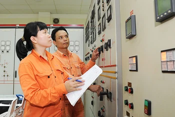 Kỹ sư Trạm biến áp 110 kV An Lạc (Hải Phòng) kiểm tra bảo dưỡng thiết bị. (Ảnh TRẦN KHÁNH)
