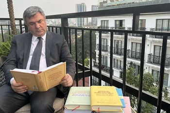 Phó Chủ tịch Ủy ban Đối ngoại Saint Petersburg Vyacheslav Kalganov nghiên cứu sách của Tổng Bí thư Nguyễn Phú Trọng.