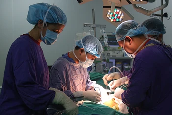 Một ca phẫu thuật tại Bệnh viện Hữu nghị Việt Đức.