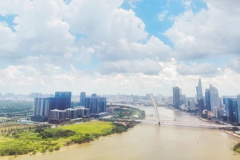 Đoạn sông Sài Gòn chảy qua Quận 1 và Khu đô thị mới Thủ Thiêm.