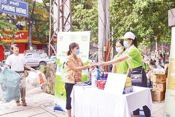 Chương trình phân loại rác thải tại nguồn do Công ty Môi trường đô thị Hà Nội thực hiện. (Ảnh Phan Hoa)