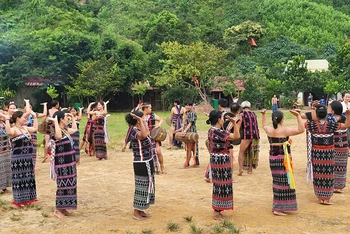 Đồng bào Cơ Tu ở Tây Giang (Quảng Nam) biểu diễn điệu múa truyền thống tại sân sinh hoạt cộng đồng của làng. (Ảnh THÀNH NAM)