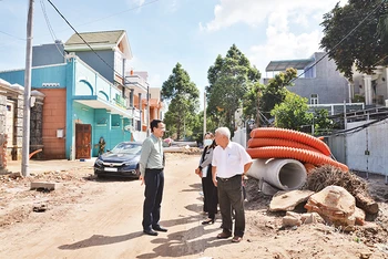 Đại diện Ban Dân vận Thành ủy Vũng Tàu vận động người dân bàn giao mặt bằng để chỉnh trang đô thị.