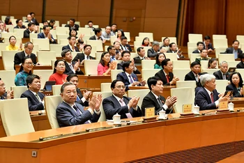Các đồng chí lãnh đạo Đảng, Nhà nước và đại biểu Quốc hội dự phiên bế mạc kỳ họp thứ 7 của Quốc hội. (Ảnh Đăng Khoa)