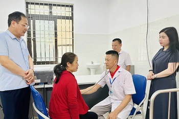 Cán bộ y tế xã Phiêng Khoài, huyện Yên Châu, tỉnh Sơn La khám bệnh cho người dân trong xã. (Ảnh TRUNG HIẾU)