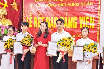 Trao Quyết định kết nạp Đảng viên cho 6 học sinh Trường trung học phổ thông Hưng Nhân, huyện Hưng Hà (tỉnh Thái Bình).