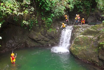 Du khách trải nghiệm tour đu dây vượt thác tại cụm thác Động Tiên ở Đại Từ (Thái Nguyên).