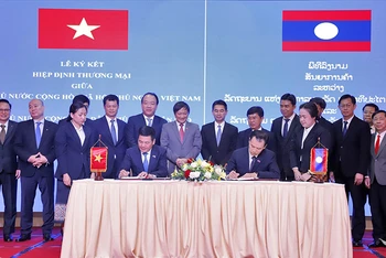 Lễ ký hiệp định thương mại giữa hai nước Việt Nam-Lào tại Viêng Chăn. (Ảnh TTXVN)