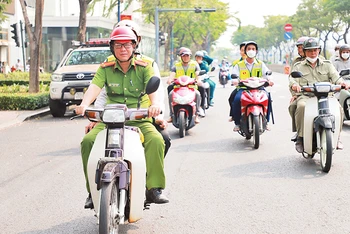 Lực lượng công an cùng nhân dân tham gia hoạt động tuần tra bảo đảm an ninh, trật tự.