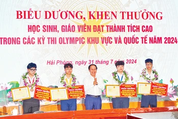 Bí thư Thành ủy Hải Phòng Lê Tiến Châu trao Bằng khen và phần thưởng tặng các học sinh đoạt giải. 