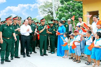 Đại tướng Phan Văn Giang, Bộ trưởng Quốc phòng, cùng đoàn Bộ Tư lệnh Quân khu 3 và lãnh đạo thành phố Hải Phòng thăm, kiểm tra đảo Bạch Long Vĩ, tháng 6/2024. (Ảnh ĐỨC VIỆT)