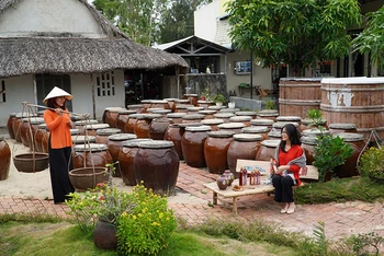 Nghề làm mắm truyền thống ở làng chài Cửa Khe, huyện Thăng Bình là điểm nhấn thu hút du khách. (Ảnh KIM LIÊN)