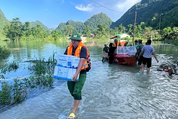 Lực lượng vũ trang vận chuyển nhu yếu phẩm cứu trợ người dân vùng ngập lũ.