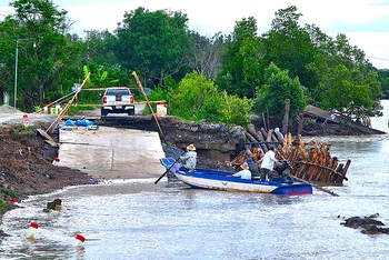 Hiểm họa sạt lở đất ven sông diễn biến ngày càng phức tạp ở Cà Mau, làm hư hỏng nhiều hạ tầng do Nhà nước đầu tư.