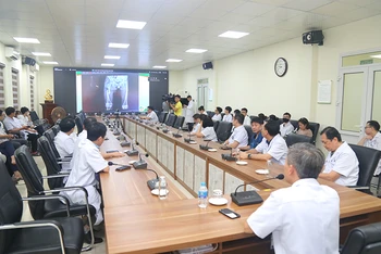 Hội chẩn qua hệ thống Telemedicine giữa các bác sĩ Bệnh viện Hữu nghị Việt Đức và bệnh viện tuyến dưới để đưa ra phương án phẫu thuật cấp cứu cho một nạn nhân.