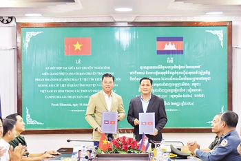 Đại diện Ban Chuyên trách tỉnh Kiên Giang và Ban Chuyên trách tỉnh Pearh Sihanouk (Campuchia) tại buổi ký kết.