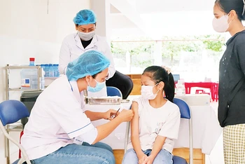 Học sinh được tiêm vắc-xin sởi-rubella (MR) trong chiến dịch tiêm vắc-xin sởi tại trường học.